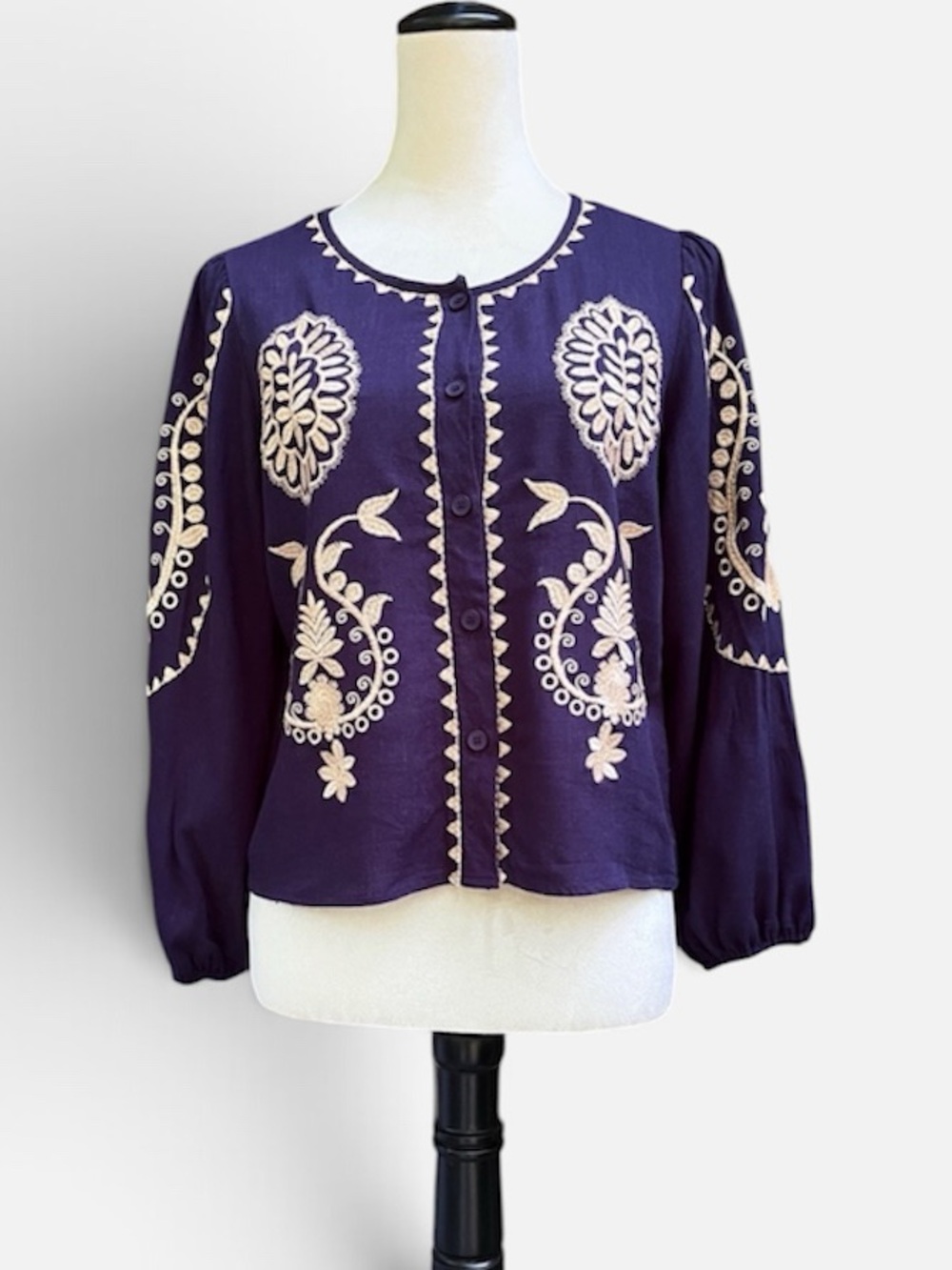 Solitaire Linen Blend Button Front Embroidered Blouse in Navy/Tan Sz M